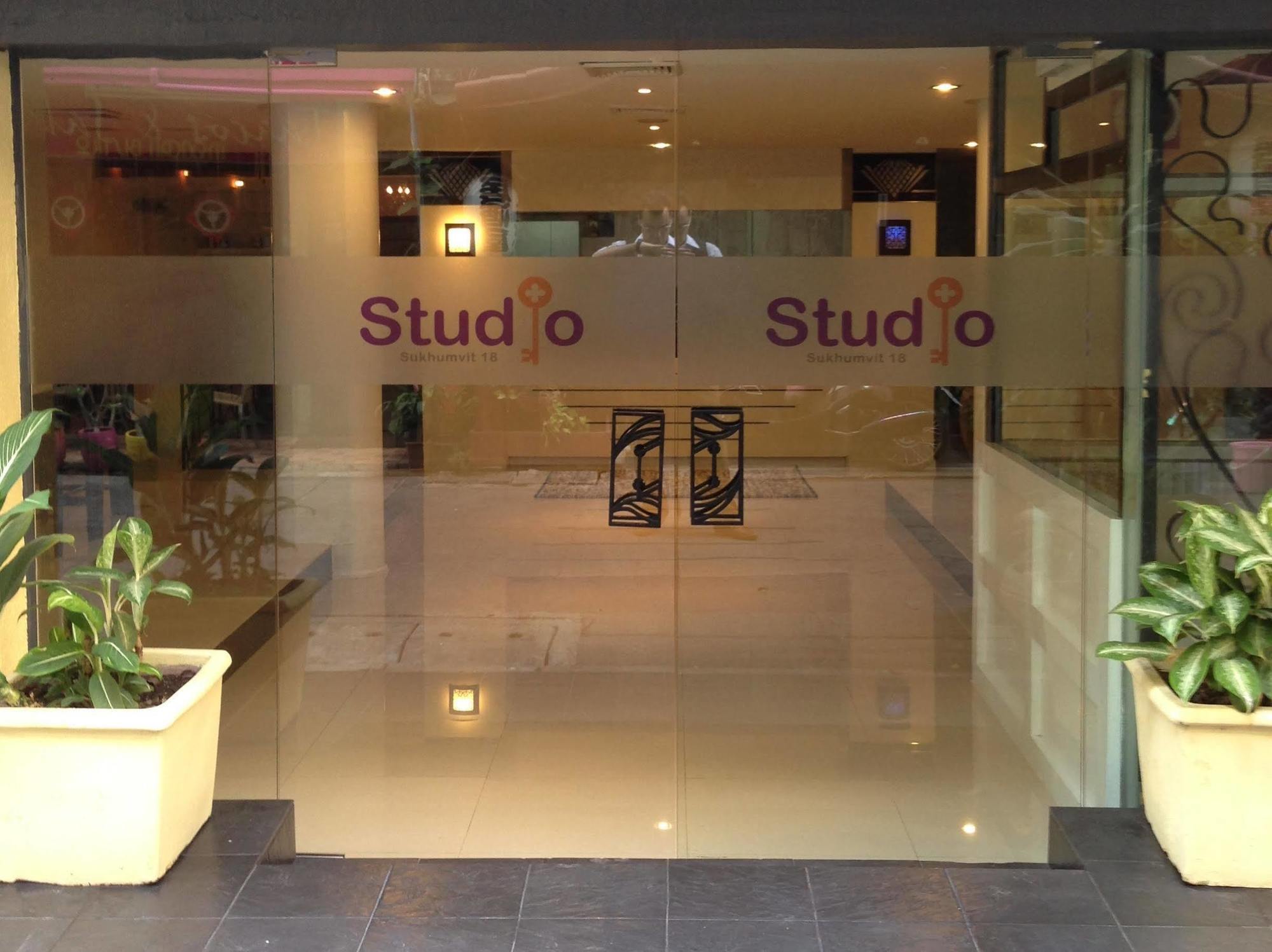 Studio Sukhumvit 18 By Icheck Inn Bangkok Exterior photo