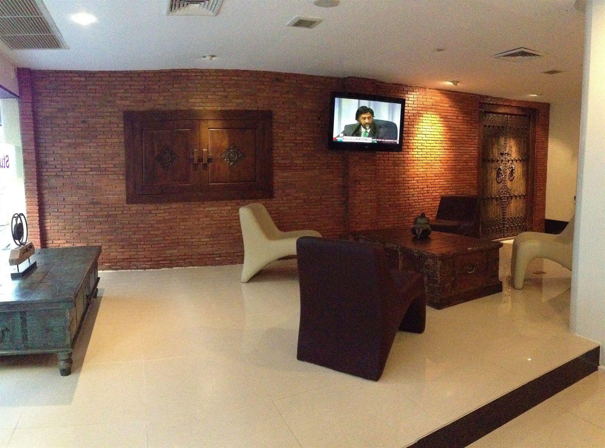 Studio Sukhumvit 18 By Icheck Inn Bangkok Exterior photo